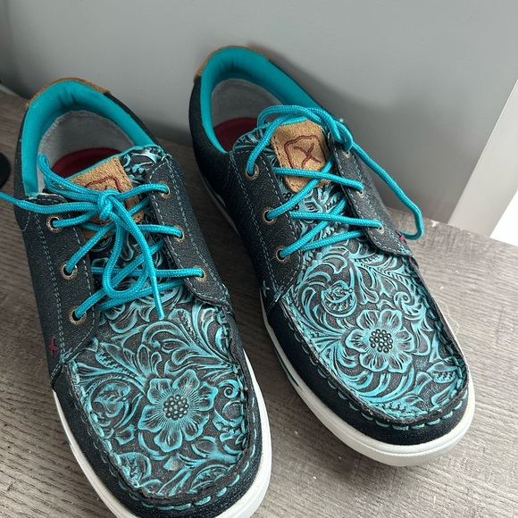 Twisted X Floral Embossed - Picture 3 of 4